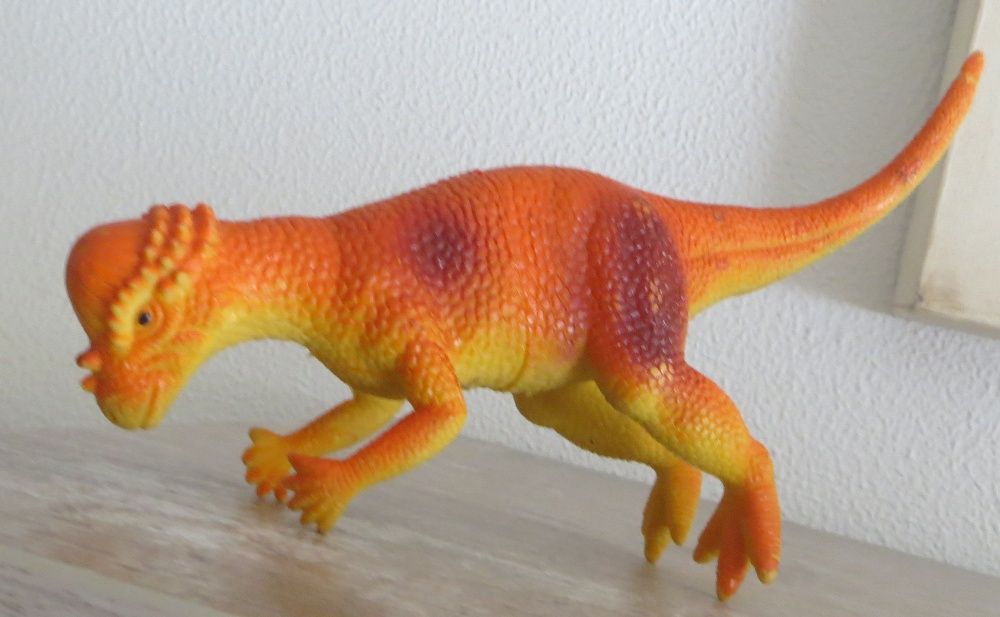 Relaxar c/ dinossauro grande e flexível. Não contem peças pequenas