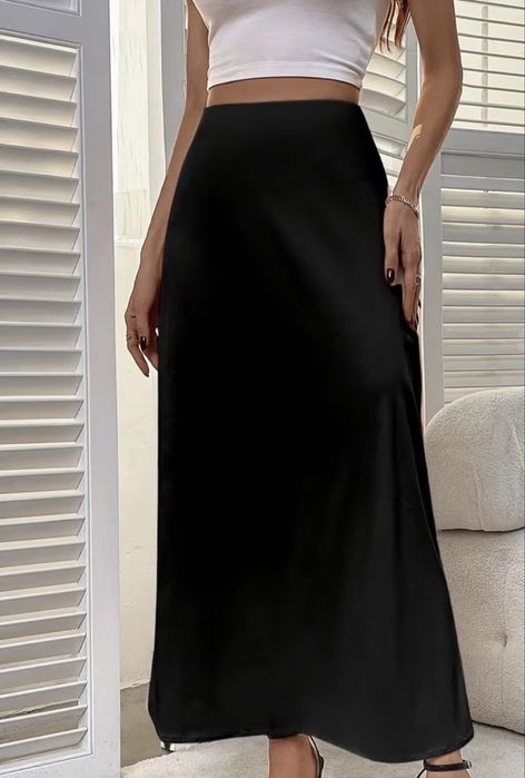 Чорна атласна спідниця