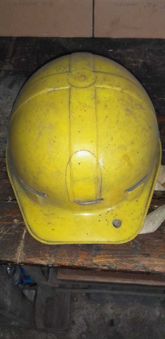 żółty kask ochronny, używany