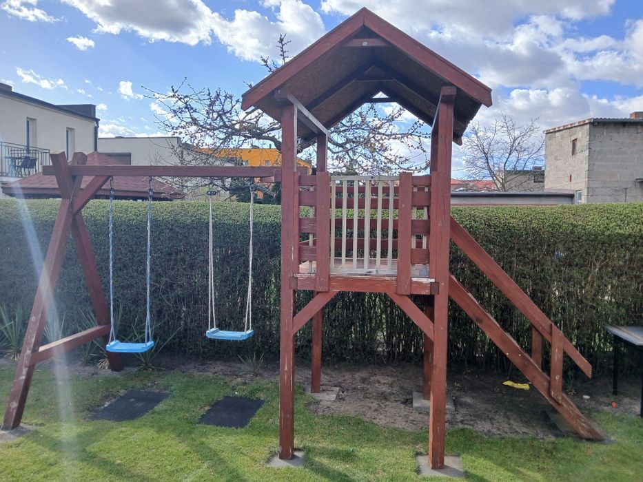 Drewniany plac zabaw dla dzieci – domek + huśtawki + zjeżdżalnia
