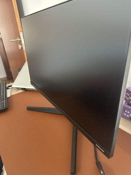 24" Samsung Monitor in Excellent Condition64751907898882121