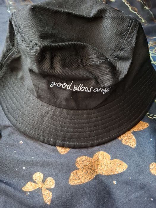 Czarne czapki - bucket, z naszywkami