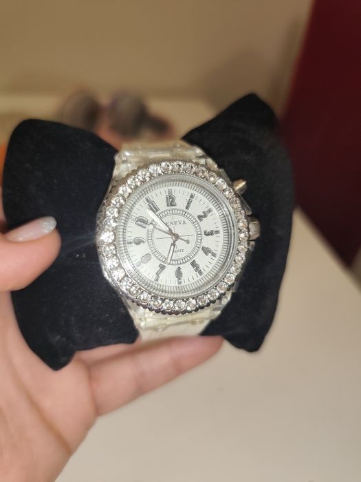 Zegarek damski kryształki podświetlany