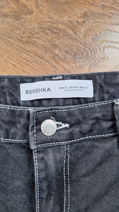 Czarne spodnie cargo, bojówki Bershka