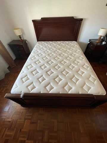Cama de casal em madeira com colchão
