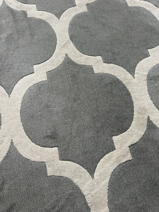 Dywan szary ze wzorem w inspirowanym koniczyną