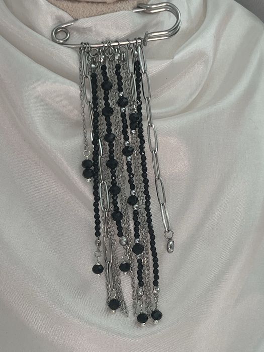 Сучасна брошка.