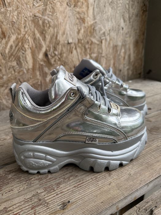 Чоботи на платформі Buffalo London лакове срібло. 38 розмір