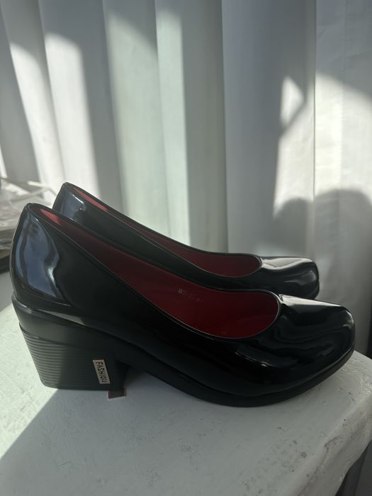 Туфлі жіночі лаковані в гарному стані
