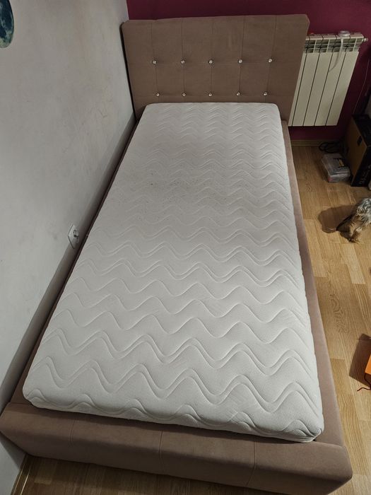 Łóżko różowe jednoosobowe z materacem