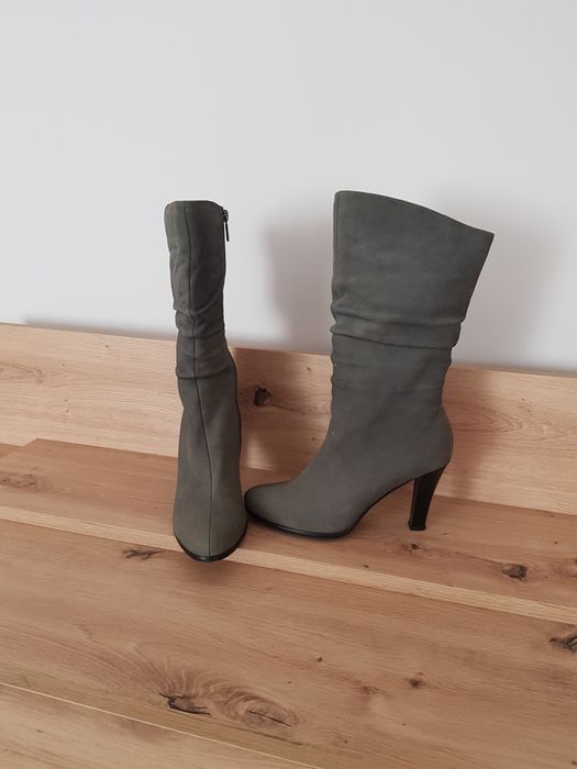 Жіночі черевики,  напівчобітки.