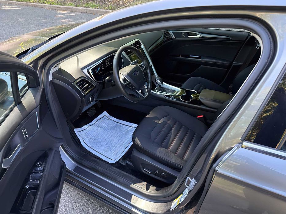 Ford Fusion Titanium Hybrid      2014