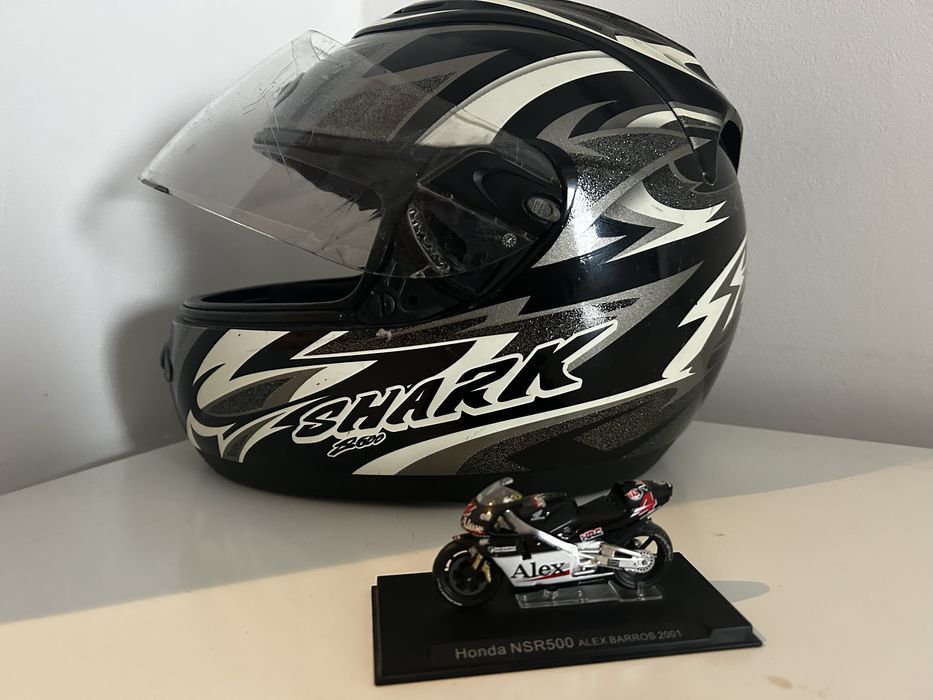 Capacete e replica moto Alex Barros para colecionadores