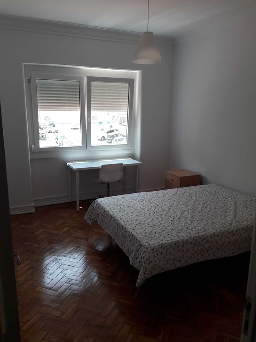 Quarto junto à estação Roma - Areeiro