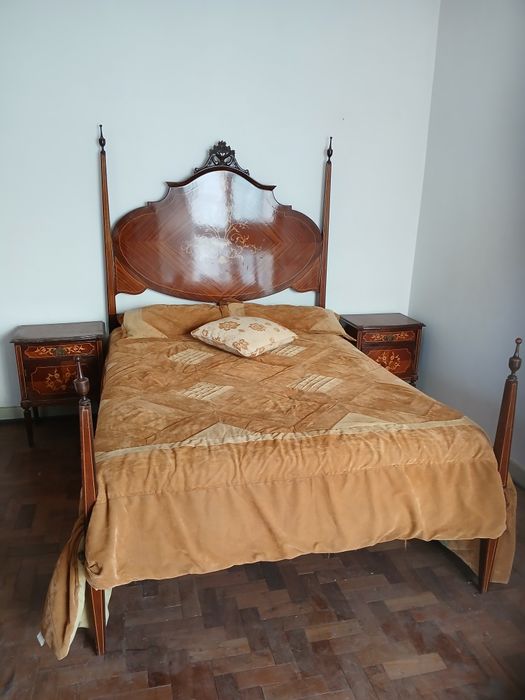 Mobilia de quarto  com incrustacoes de madeira massiva  em perfeito es