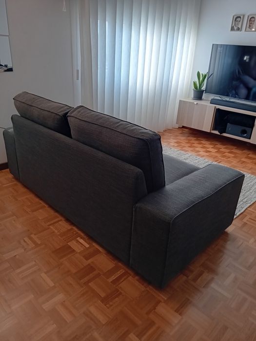 Sofá Kivik do IKEA cinza médio