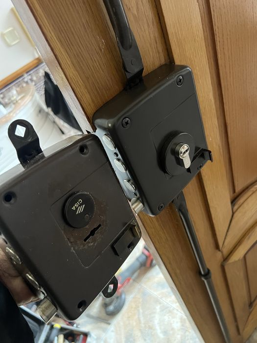 Abertura de porta e troca de fechaduras