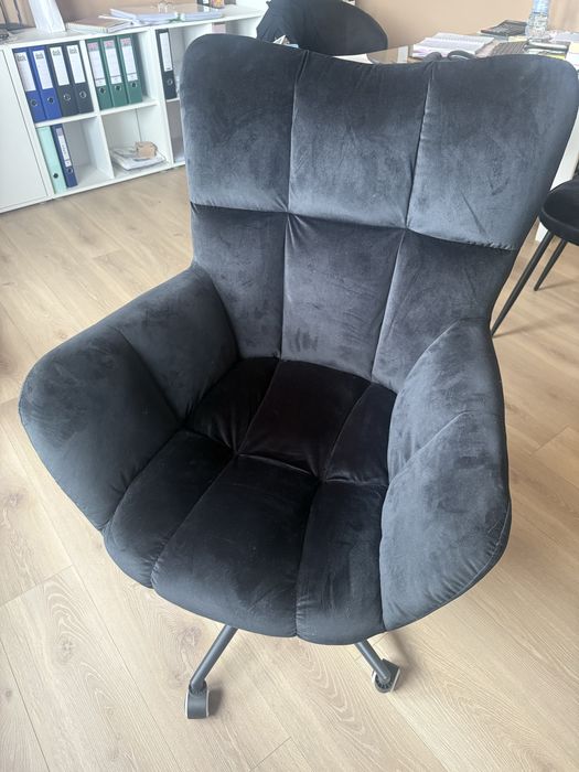 Fotel obrotowy, welurowy, czarny, jak nowy.