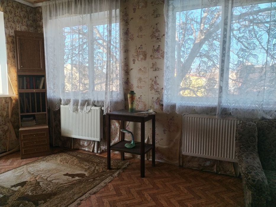 Продається будинок неподалік від центру міста