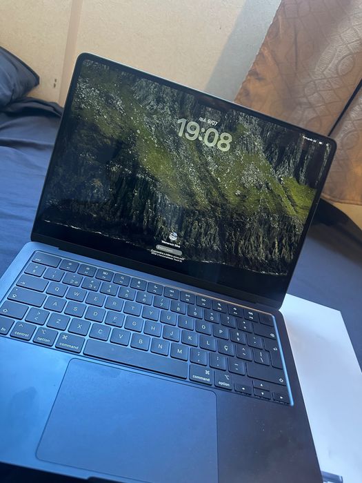 Um MacBook Air M4 16Gb ram /512Gb