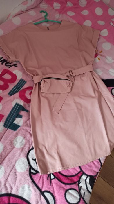 Sukienka z ekoskóry z nerką na pasku pudrowy róż 34/36