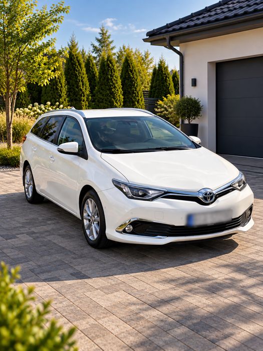 Toyota Auris 2016r hybryda 1.8 benzyna kombi biała automat super stan