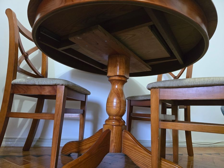 Mesa + quatro cadeiras: 
Diâmetro 107cm,