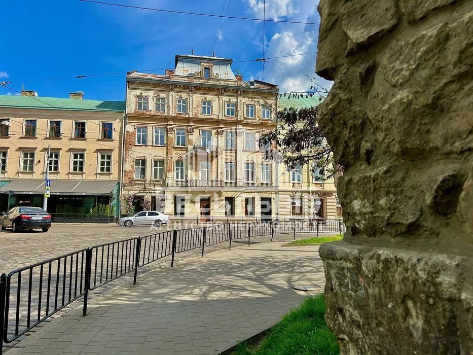 Продаж автентичної квартири з неймовірним видом в центрі