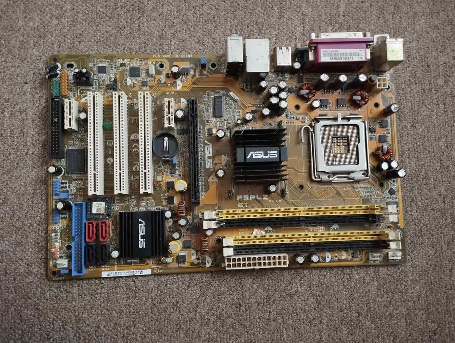 Материнські плати 7 штук.Є багато ще всього