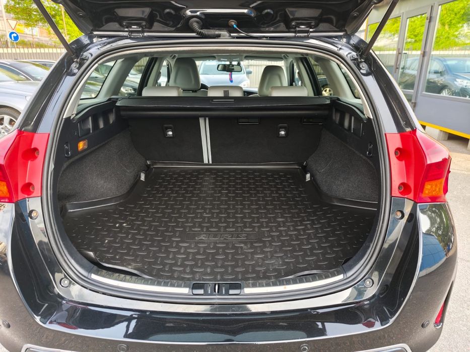 TOYOTA AURIS HYBRID 1,8 бенз+електро  2014
