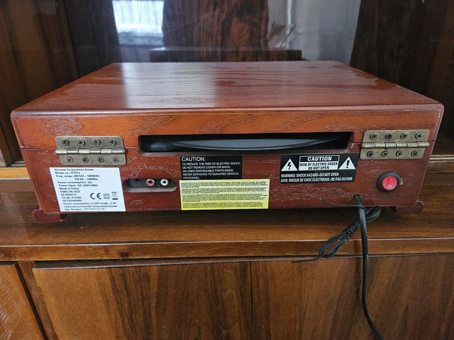 Gramofon Hyundai w stylu retro