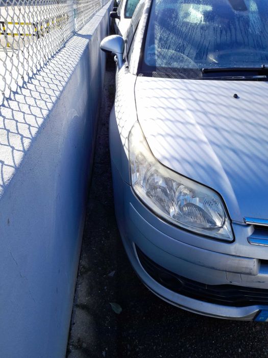 Vende se carro inteiro para pecas. Avaria no motor