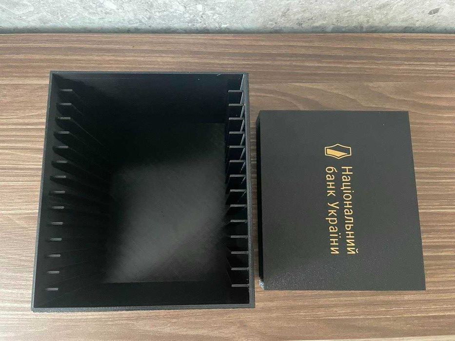 Бокс для  квадратних буклетів НБУ з монетами 15 комірок.