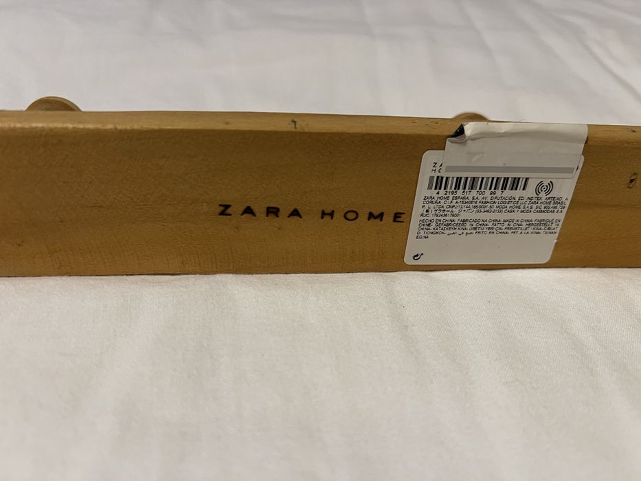 Cabide de madeira / suporte de roupa da Zara Home