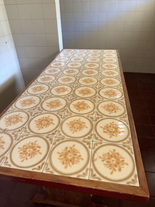 Mesa rústica com tampo de azulejo