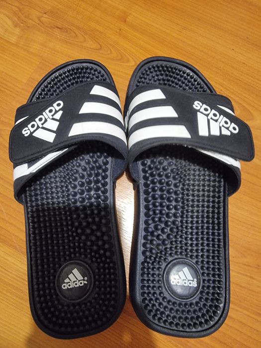 Chinelos azuis Adidas
