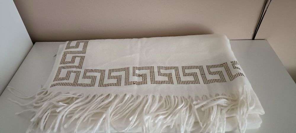 Długi elegancki biały szal