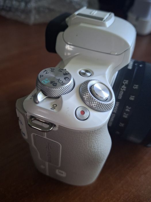 Фотокамера Canon m50