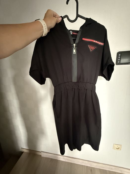 Czarna sukienka prada s