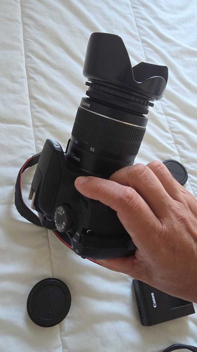 Canon EOS 2000D + 18-55mm + Acessórios – Excelente Estado