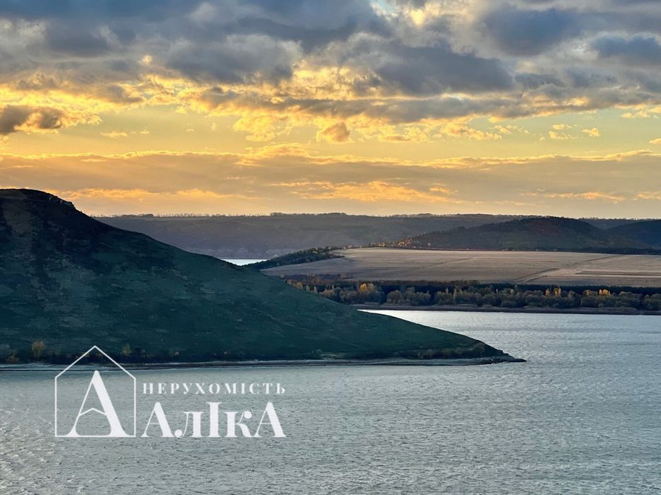 Продам великий будинок в серці Бакоти