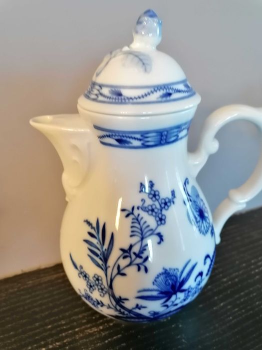 Dzbanek z wzorem cebulowym