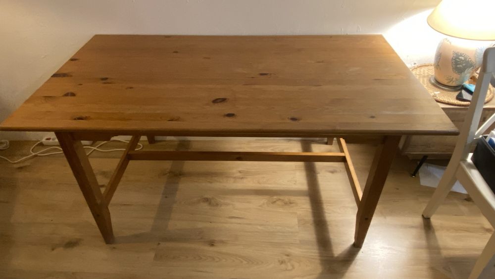 Mesa de madeira maciça, 160 x 90 cm em ótimo estado.