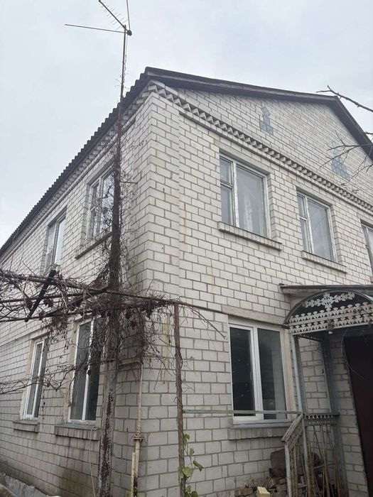 Продам 1/2 будинку та 5сот.земельна ділянка .