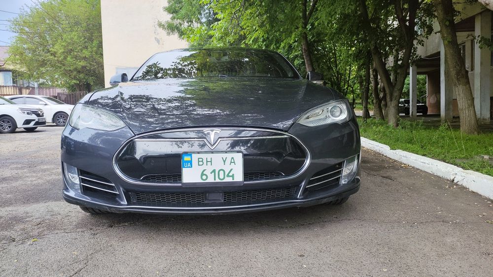 Tesla model S P90D