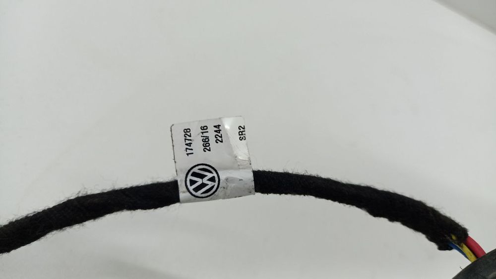 Амортизатор крышки багажника Volkswagen Passat B8 3G9827851B