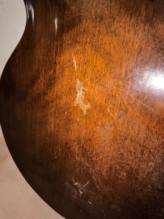 Guitarra Samick EG-1935 Estilo 335

Bastante usada e com desgaste.
Apa