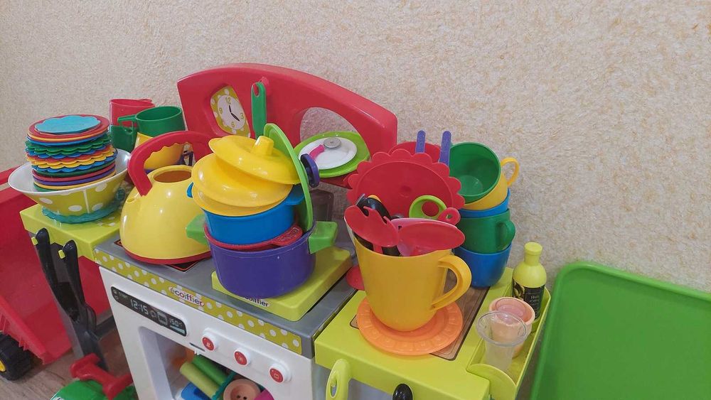 Дитячі іграшки (кухня, машинки та інше)