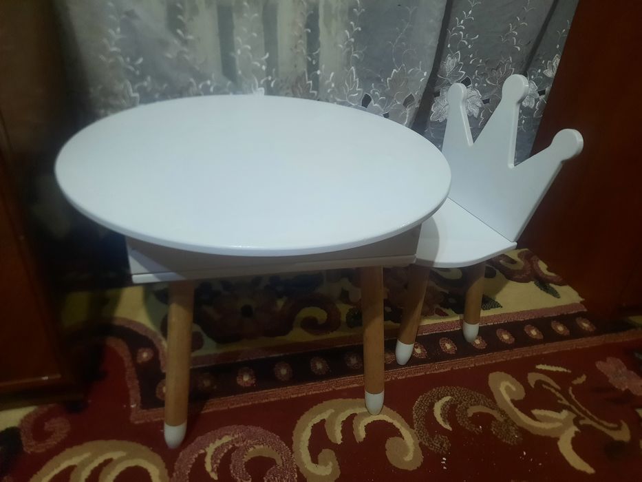 Столик для настоящої принцеси.