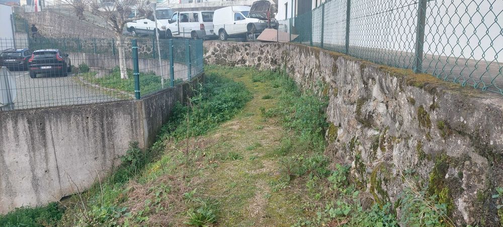 Moradia com terreno e anexos junto ao Centro de Saúde de Resende